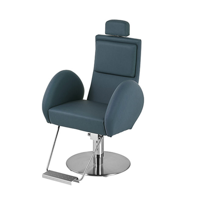 fauteuil de barbier bleu avec accoudoirs arrondis repose pieds et base en métal brillant