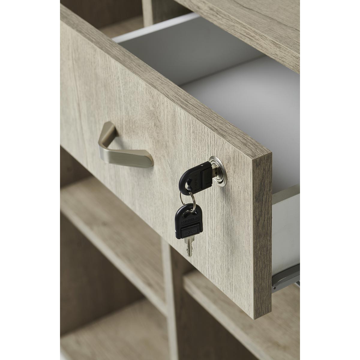 Meuble de caisse pour salon de coiffure, bois stratifé effet naturel et bois clair, avec étagères et tiroir caisse à clé