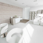 Salon de coiffure complet blanc et beige, avec fauteuils, bacs à shampoing et réception assortis