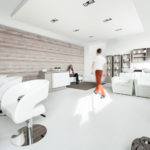 Salon de coiffure complet dans les couleurs blanc et beige, design contemporain et élégant