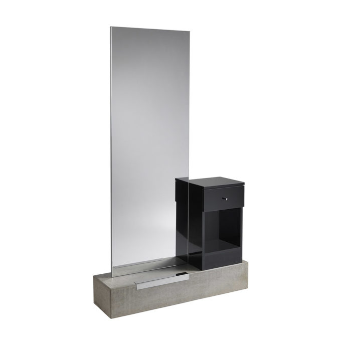 poste de coiffage sur socle en béton avec grand miroir et petit meuble noir laqué avec un tiroir de rangement, repose-pieds en métal brillant
