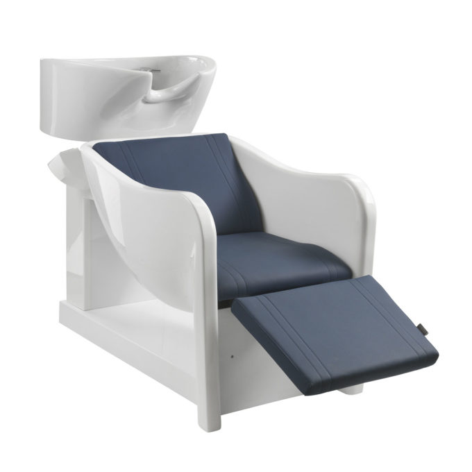 Bac à shampoing en polyuréthane blanc avec fauteuil et repose jambes en mousse et skai bleu marine, évier en céramique blanche