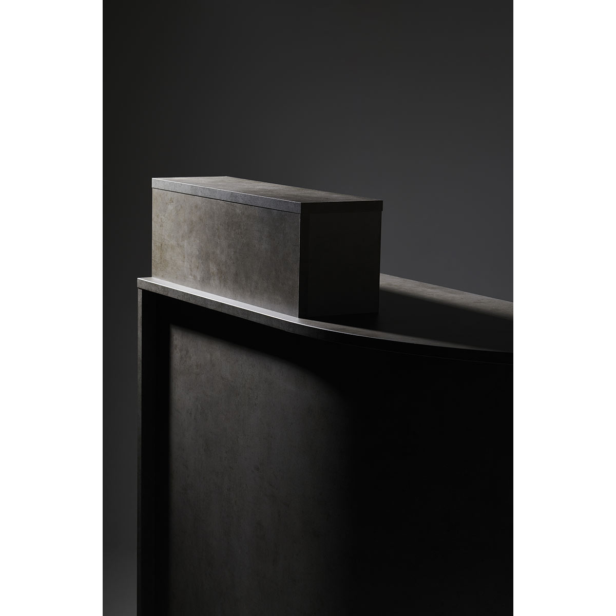 Meuble caisse arrondis en stratifié effet bois avec rangements