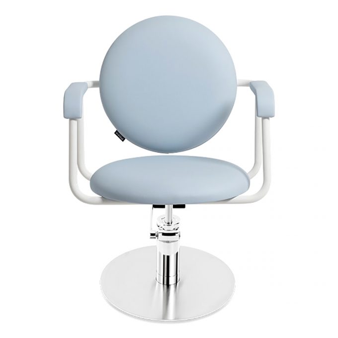 fauteuil de coiffure forme ronde couleur bleu clair avec accoudoirs en métal