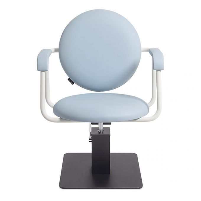 fauteuil de coiffure forme ronde couleur bleu clair avec accoudoirs en métal
