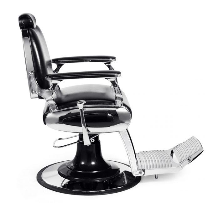 Découvrez un fauteuil de barbier avec des finitions chromée et un textile en PVC noir avec coutures apparentent en losanges, idéal pour votre barber shop.