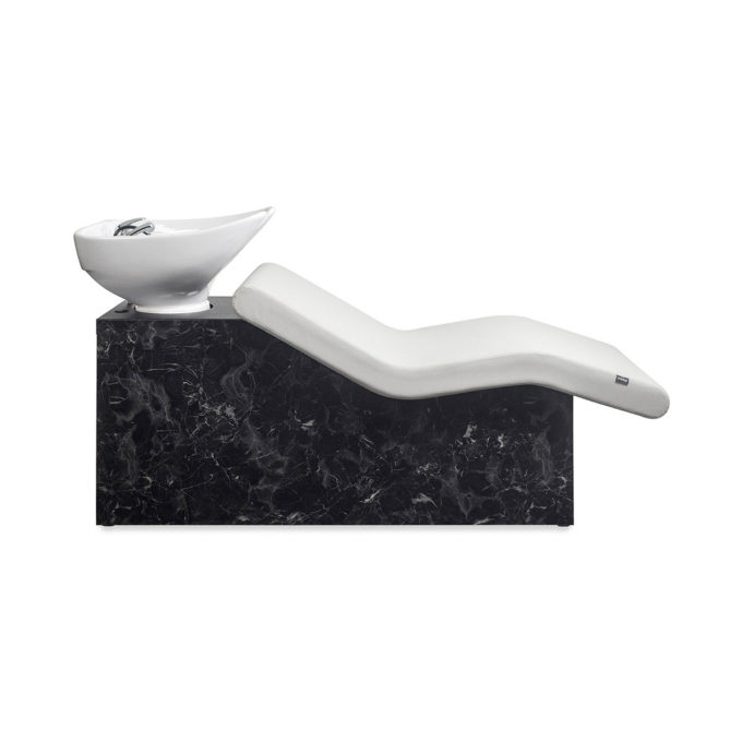 Bac à shampoing marbre noir, évier blanc et fauteuil allongé blanc