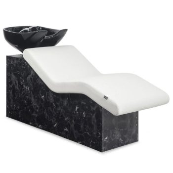 Bac de lavage effet marbre noir avec évier noir et fauteuil allongé blanc