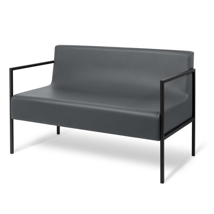 fauteuil d'attente large deux places avec tructure en métal noir et assise en mousse et similicuir.