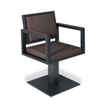 fauteuil de coiffeur style industriel en métal noir mat avec grand pied carré et tapisserie en similicuir