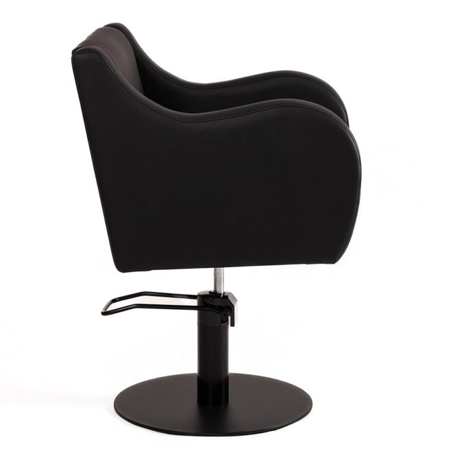 Fauteuil de coiffure full black, avec assise large, forme originale, carrée et arrondies, base ronde noire mate et pompe hydraulique inclus