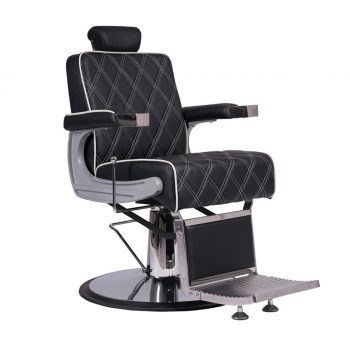 siège de barbier avec structure en métal chromé et finition en skaï noir avec surpiqures en forme de losanges