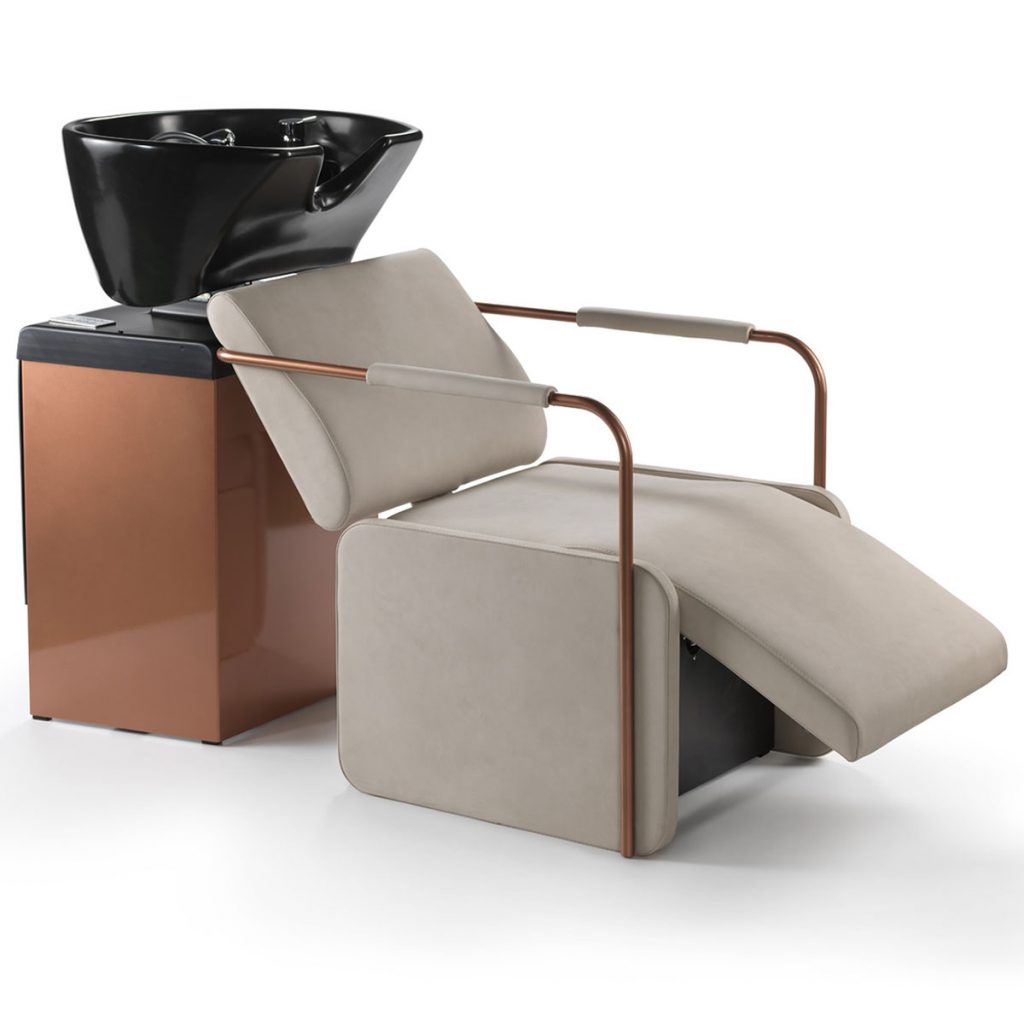 Bac à shampoing avec structure en métal verni cuivré, vasque en céramique, assise rembourrée tapissée en similicuir, reposes jambes électrique et air massage en option
