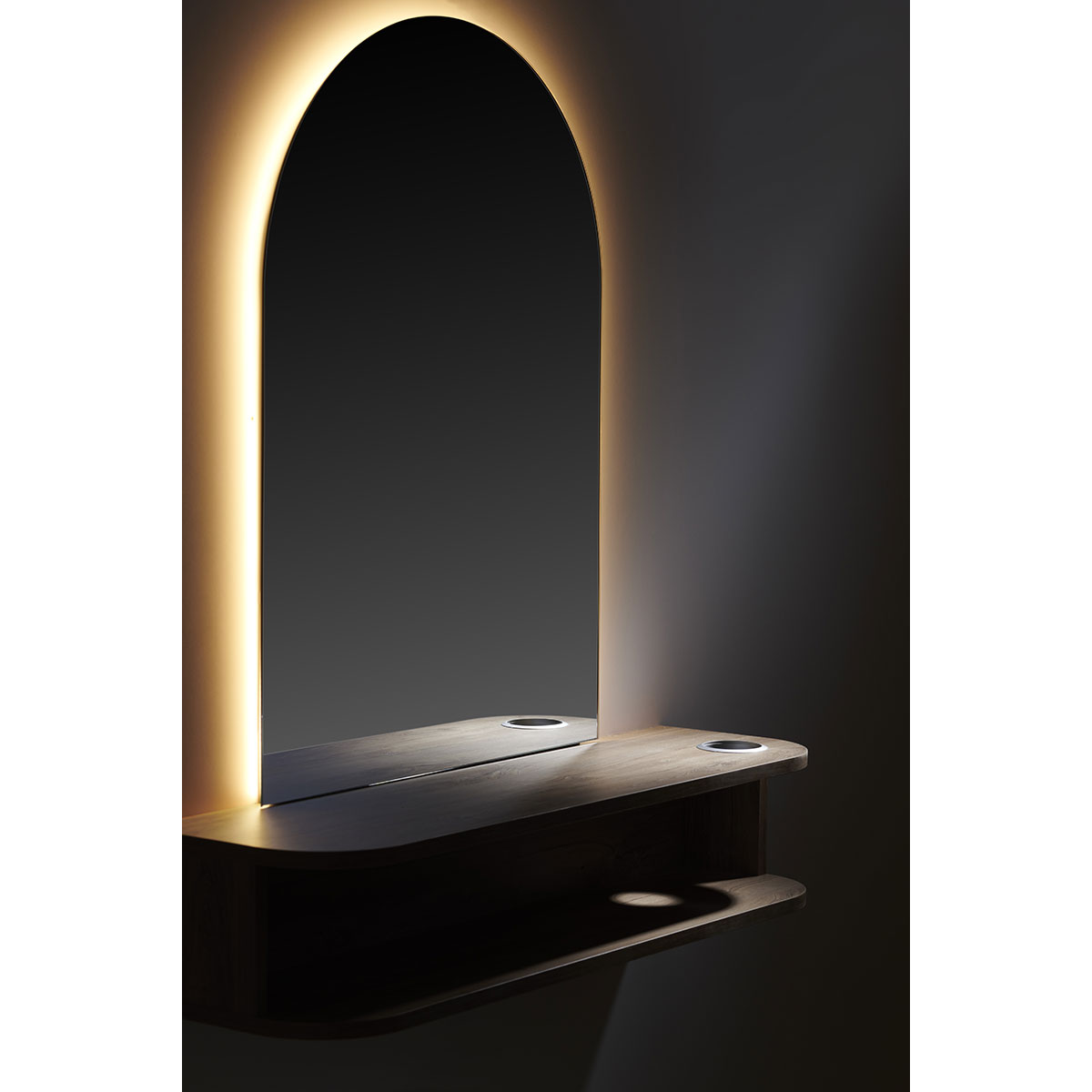 Poste de coiffage mural avec miroir arrondi, tablette avec vide poche, porte séchoir intégré et éclairage led en option