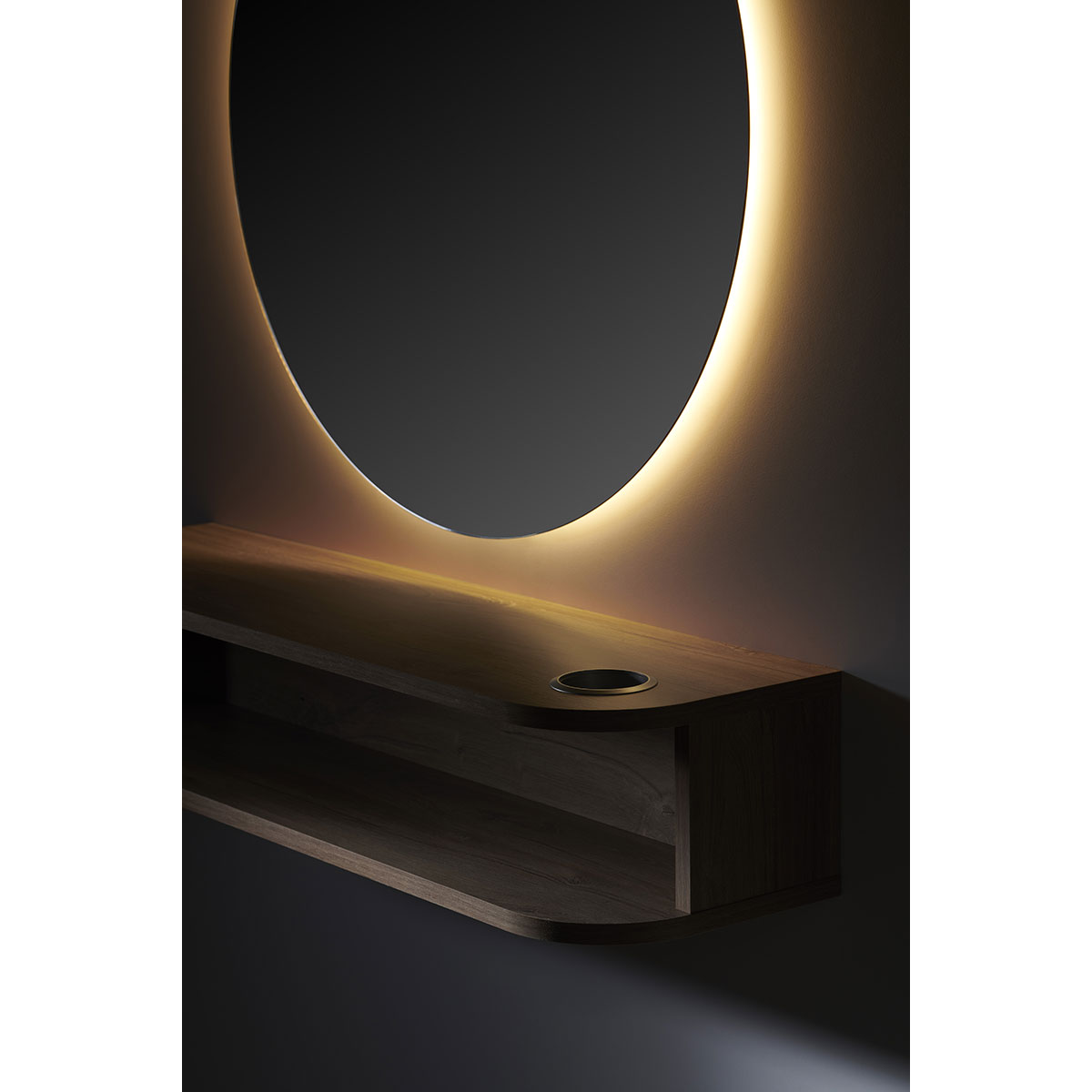 Poste de coiffage avec grand miroir rond et structure en stratifié arrondi avec porte séchoir, prises électriques