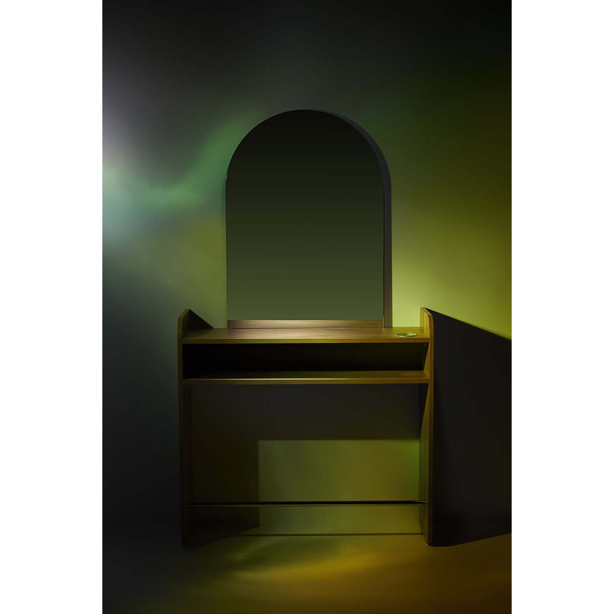 Poste mural une place avec structure en stratifié zone de rangement, porte sèche cheveux, repose pieds et grand miroir en forme d'arche