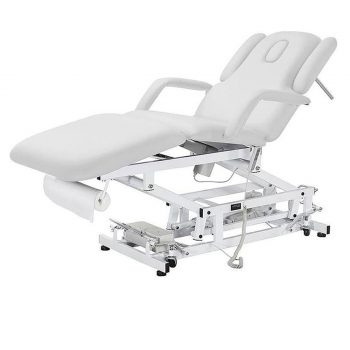 Table de physiothérapie ACRUM à 3 moteurs avec réglage électrique de la hauteur, du dossier et du module central, rembourrage en PU blanc, accoudoirs réglables, roulettes escamotables et structure métallique renforcée pour un usage professionnel.