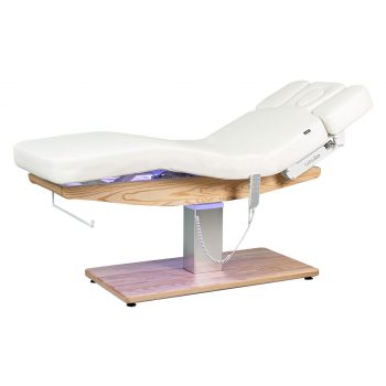 Table de massage spa électrique CONDRA SMART avec matelas chauffant épais en PU blanc, trois moteurs pour réglage de la hauteur, du dossier et du repose-jambes, accoudoirs ajustables, appui-tête avec ouverture faciale, base en bois naturel et éclairage LED RVB intégré, destinée aux spas et instituts de bien-être professionnels.