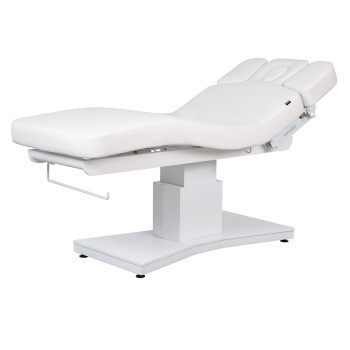 Table de massage électrique PLENIUS avec matelas ergonomique épais de 12 cm en PU blanc, trois moteurs silencieux pour réglage de la hauteur, du dossier, de l’assise et du repose-jambes, télécommande multifonction, fonction CPR, base métallique stable avec pieds réglables, destinée aux professionnels du bien-être et de l’esthétique.