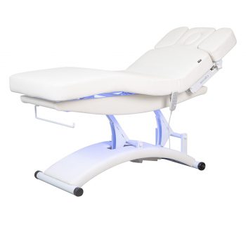 Table de massage spa électrique TAL WHITE avec matelas chauffant épais de 12 cm en PU blanc, trois moteurs pour réglage de la hauteur, du dossier et du repose-jambes, accoudoirs ajustables, appui-tête avec ouverture faciale, base ergonomique incurvée avec roulettes, destinée aux spas et instituts de bien-être professionnels.