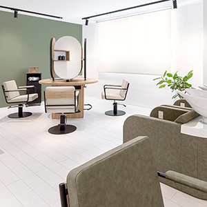 Ensemble de mobilier de salon de coiffure ESTILO avec bacs de lavage, postes de coiffage modernes, fauteuils design et finitions contemporaines.