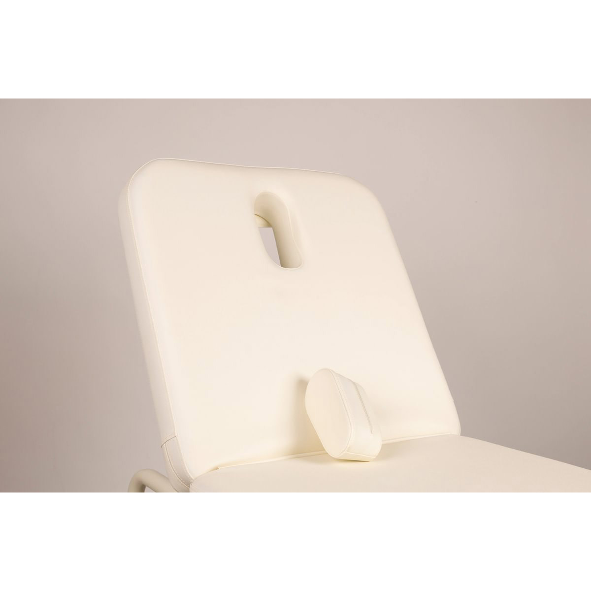 Table de massage fixe ARA CR, structure en métal avec espace rangement sur la base en bois, matelas en PU couleur crème, dossier inclinable, porte rouleau