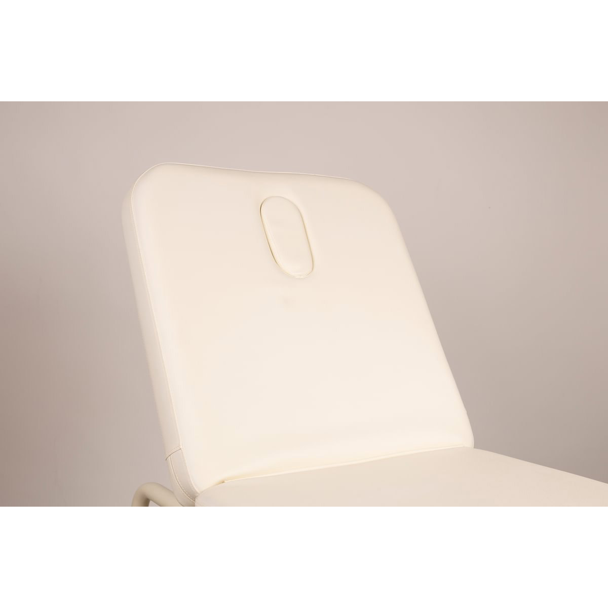 Table de massage fixe ARA CR, structure en métal avec espace rangement sur la base en bois, matelas en PU couleur crème, dossier inclinable, porte rouleau