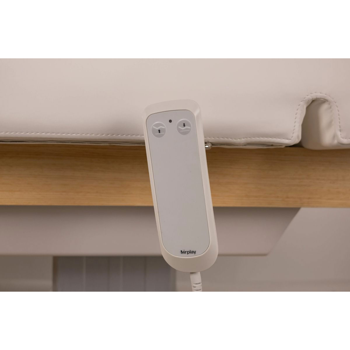 Table de massage électrique DRACO CR OAK avec structure finition bois chêne, hauteur réglable, dossier inclinable, coussin épais en PVC, repose-tête amovible avec cavité faciale et roulettes intégrées.