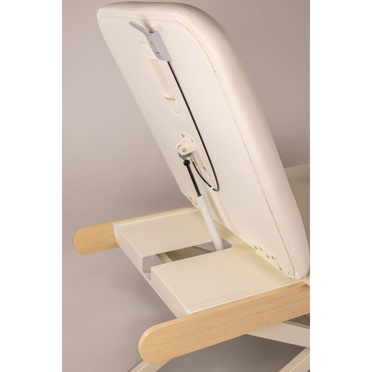 Table de massage électrique DRACO CR OAK avec structure finition bois chêne, hauteur réglable, dossier inclinable, coussin épais en PVC, repose-tête amovible avec cavité faciale et roulettes intégrées.