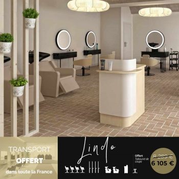 Ensemble de mobiliers pour salon de coiffure, avec fauteuils beige, miroirs lumineux ronds, comptoir central clair et décoration végétale.