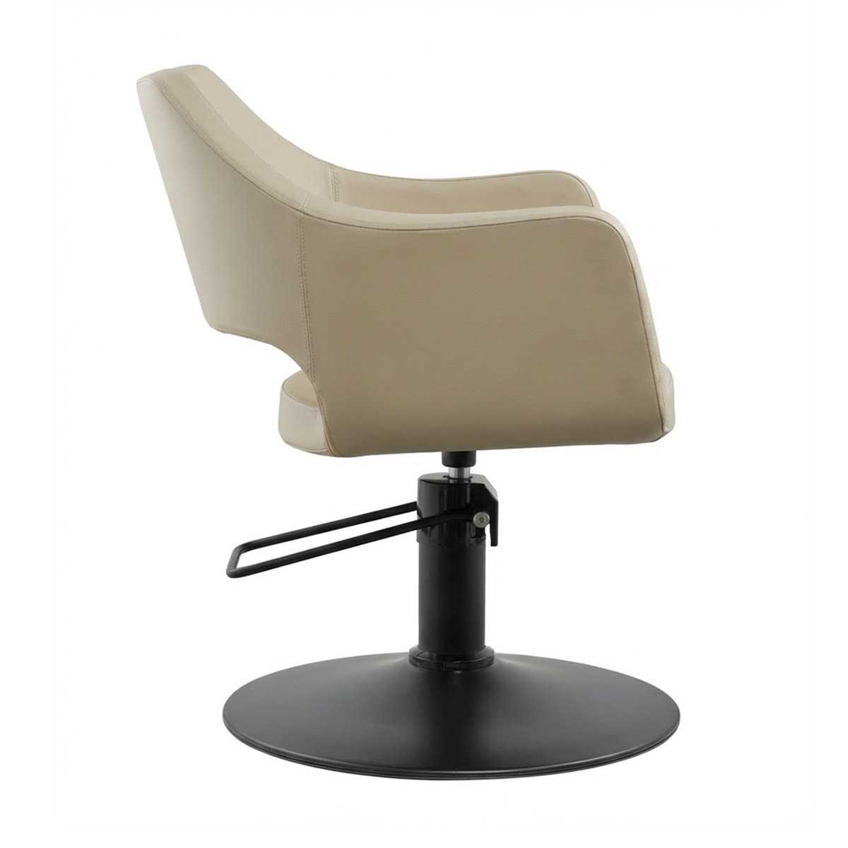 Fauteuil de coiffure professionnel WHIM Beige avec base ronde noir mat et assise en similicuir beige.